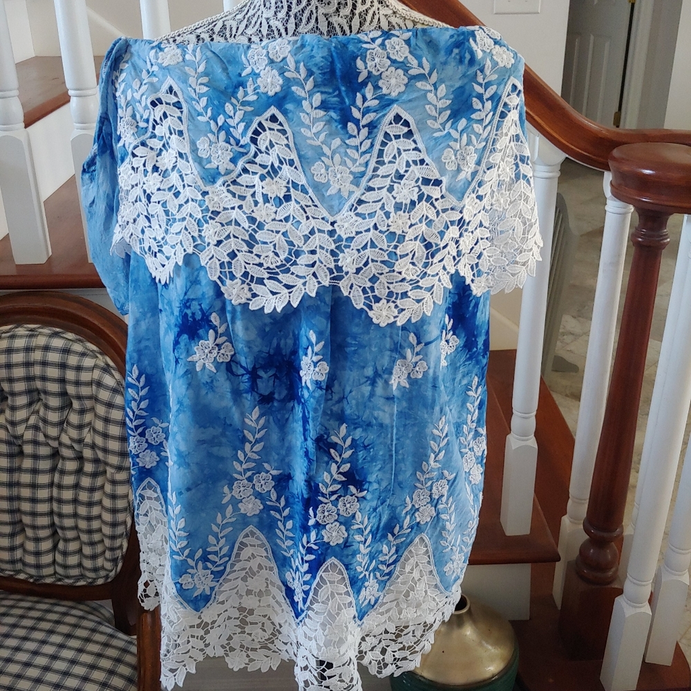 PerSun Cold Shoulder Blue/white Top Large.Back zipper 90% polyester 10% cotton